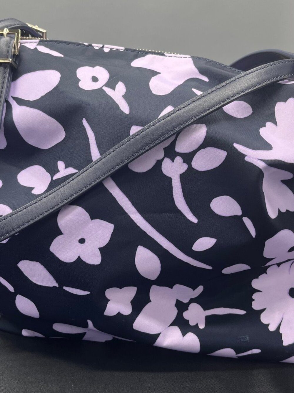 KATE SPADE NY POLYESTER BLACK W/LAVENDER FLOWERS LG SHOULDER TOTE W/BLUE LEATHER